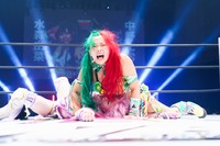 中野たむを攻める水森由菜＝２３年９・２９「NEW BLOOD11」品川大会よりⓒSTARDOM