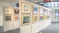高松空港で開かれている「キラキラっとアートコンクール　優秀賞作品展」