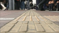 岡山市に世界で初めて点字ブロックが敷かれた日　約200人がマナーを呼びかけ
