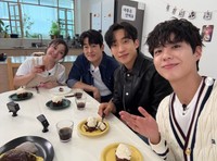 韓国YouTubeチャンネル「ナレ食」に出演した（左から）MCのパク・ナレ、俳優のホ・ソンテ、イ・サンイ、パク・ボゴム（出典：番組Instagram naraesik）