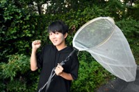 昆虫採集の網を手にポーズ