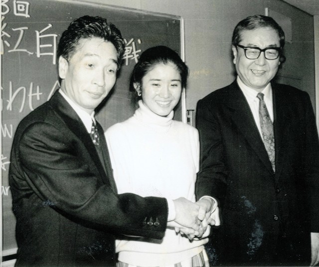 紅白歌合戦の司会として会見する（左から）堺正章、石田ひかり、山川静夫アナ＝1992年12月