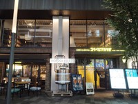 路面のテラス席では、夜風を感じながらビールを楽しめます！