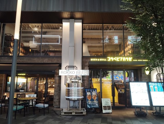 路面のテラス席では、夜風を感じながらビールを楽しめます！