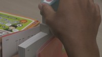 岡山県立図書館で子どもたちが本の保護作業・修理に挑戦　「汚さないように本を読みたい」