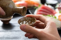 通販で日本酒を購入する際に「重視するポイント」は？　※画像はイメージです（kazoka303030/stock.adobe.com）