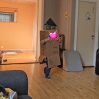 旅行用にベビーカーを買ったら箱は長男くんがロボットに（「Kazu.net@norway🇳🇴」さん提供）