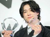 ネイルが施された手でMVPトロフィーを持つ戸塚優斗＝2026年4月28日