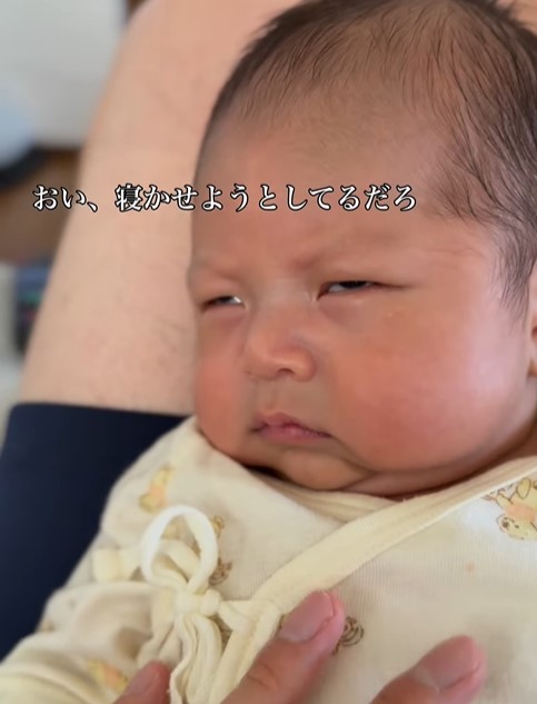 寝かせようとしてるでしょ…！（提供：＠shopapa_styleさん）
