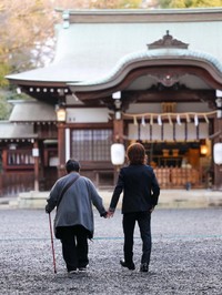 成人式当日の朝、氏神様へ向かう祖母と孫の後ろ姿／ペコさん（@peko.photoland）提供