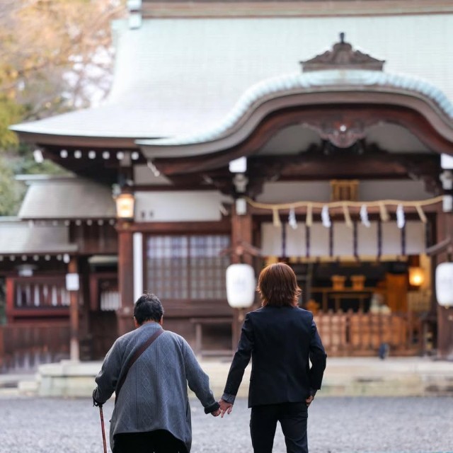 成人式当日の朝、氏神様へ向かう祖母と孫の後ろ姿／ペコさん（@peko.photoland）提供