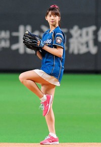 ファーストピッチに登板した牧野真莉愛＝2018年5月3日、札幌ドーム
