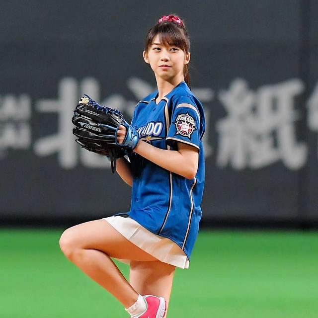 ファーストピッチに登板した牧野真莉愛＝2018年5月3日、札幌ドーム