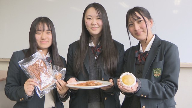 地元の特産品を使ったおみやげを開発した鴨方高校の生徒