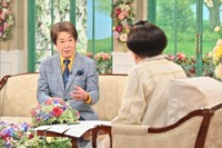 5月27日放送の「徹子の部屋」に出演する三田明（左）と、司会の黒柳徹子＝提供