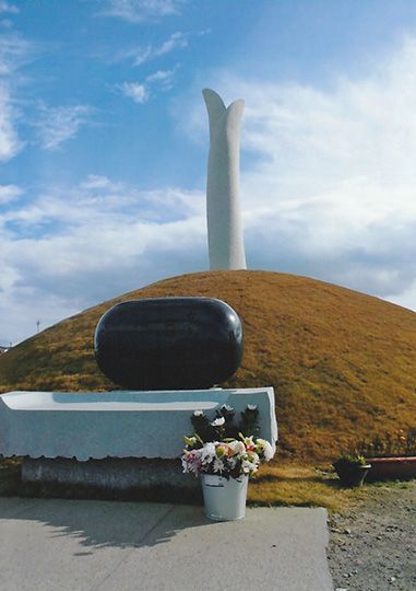 東日本大震災慰霊碑（宮城県名取市）［撮影: 浜田弘明］