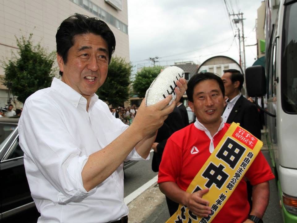 神戸製鋼所の先輩にあたる安倍晋三首相（当時）の応援を受ける