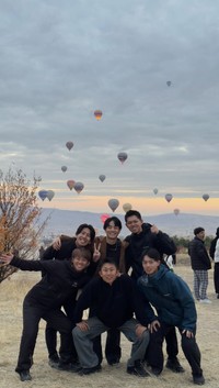 運よく飛んだカッパドキアの気球を背に、全員笑顔／DAIさん（@_tdnkm）提供