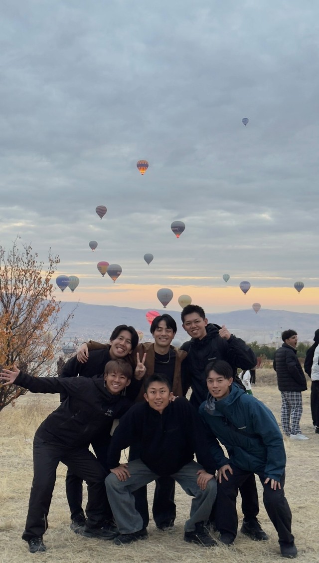 運よく飛んだカッパドキアの気球を背に、全員笑顔／DAIさん（@_tdnkm）提供