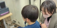 補聴器屋さんで補聴器を調整している様子