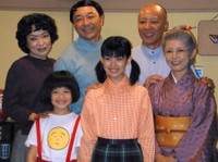 （前列左から）森迫永依、福田麻由子、市毛良枝（後列左から）清水ミチコ、高橋克実、モト冬樹＝2006年