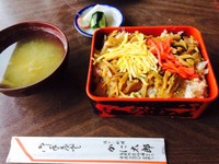 これでたったの500円！北海道白老町の名物として知られたかに太郎の「かにめし」（山下康さん提供）