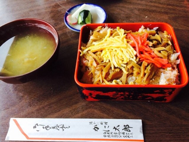 これでたったの500円！北海道白老町の名物として知られたかに太郎の「かにめし」（山下康さん提供）