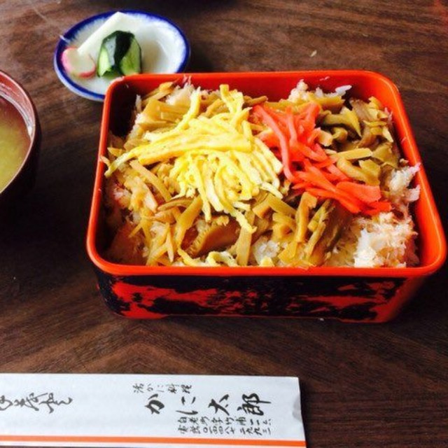 これでたったの500円！北海道白老町の名物として知られたかに太郎の「かにめし」（山下康さん提供）