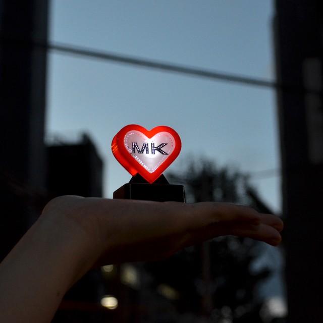 「MK」ミニチュアタクシー行灯。しかも光る（提供）