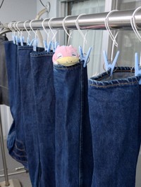じいじからの4枚目。デニムから顔を出しているヤドンにほっこり。かなりクオリティの高いぬい撮り具合（ミントさんXより）