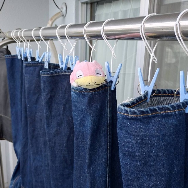 じいじからの4枚目。デニムから顔を出しているヤドンにほっこり。かなりクオリティの高いぬい撮り具合（ミントさんXより）