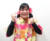 師匠・宮川花子の影響を受けたカラフルな衣装に身を包んだ宮川たま子