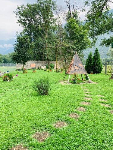 この素敵な場所は実は墓地。三角の造作物の中に亡くなった動物たちの名前が刻まれています。多国籍な人が暮らすスイスらしく宗教色のないニュートラルなデザイン