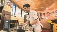 目の不自由な男性がコーヒー豆をばい煎する実演販売　音や香りで焼き具合を判断　岡山市
