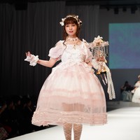 ランウエーを歩く春奈るな＝ヒカリエホール（撮影・高石航平）