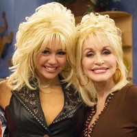 マイリー・サイラス（左）とドリー・パートンさん