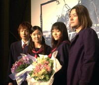 「花とアリス」の蒼井優と鈴木杏=2004年