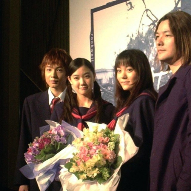 「花とアリス」の蒼井優と鈴木杏=2004年
