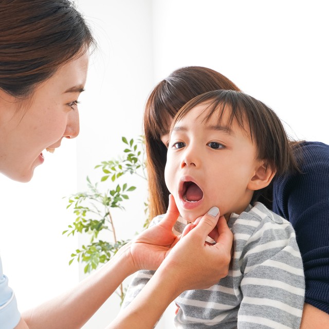 むし歯予防などに比べて「口腔機能の重要性」はまだ広く認知されていないといいます　※画像はイメージです（maroke/stock.adobe.com）