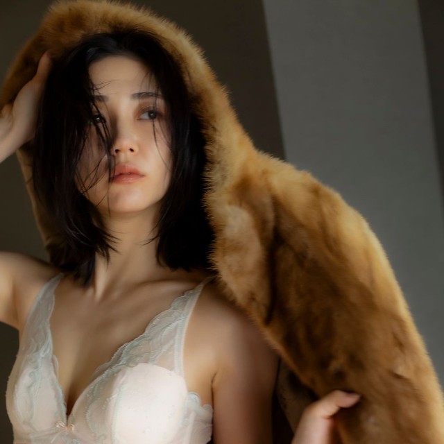 山谷花純写真集『遠距離、現在此。』（撮影：西村康、KADOKAWA）