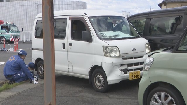 展示車両に衝突した軽自動車　倉敷市大内