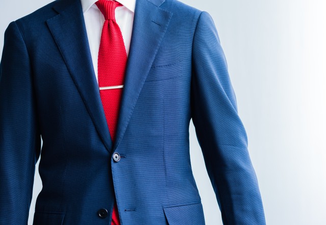 夏のスーツ、暑いからジャケットの中は半袖シャツでも良い！？※画像はイメージです（GARDENS/stock.adobe.com）