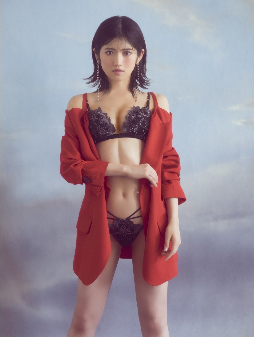 AKB48・村山彩希 ファースト写真集「ワクワクでいっぱい」大胆