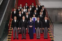 初閣議を終え、記念撮影に臨む高市早苗首相（前列中央）と閣僚ら＝首相官邸（写真提供・共同通信社）