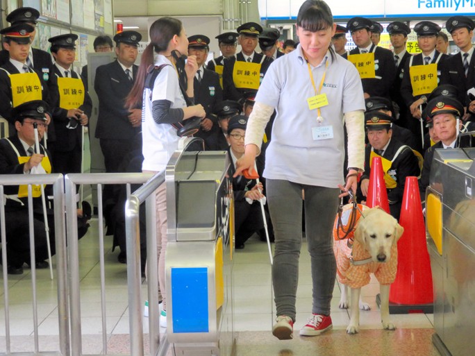視覚障害者への声のかけ方　駅員９０人が学ぶ　京成電鉄