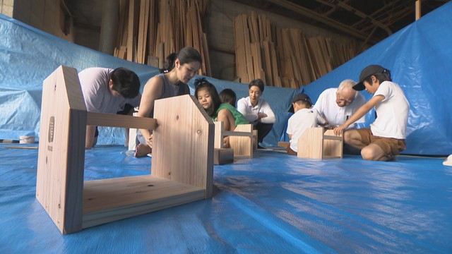 岡山市で夏休み中の子どもたちに木工教室、オリジナルの本立て作りに挑戦