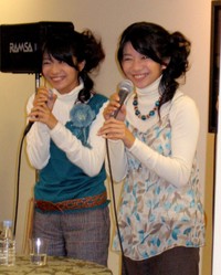 「大・大阪博覧会」のトークショーに参加した三倉茉奈、佳奈＝2005年