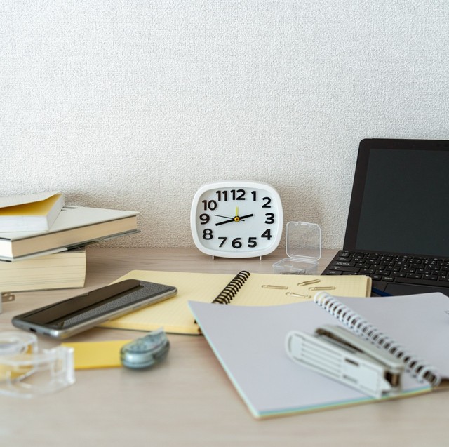 散らかってしまうテキスト類の片付け方法とは　※画像はイメージです（白つばき/photoAC）