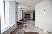 テーブルや椅子がたくさんあるためくつろげる