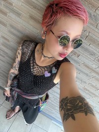 右腕内側に入れたバラのタトゥー。以前の悩みをポジティブに変えた象徴／Skyさん（@sky__art666）提供